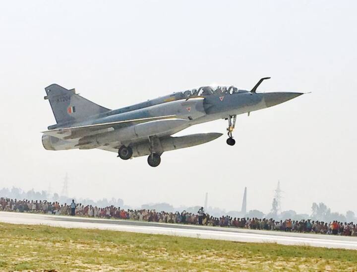 युद्ध के समय में किसी भी देश की कोशिश होती है कि वो दुश्मन के एयरबेस और एयर-स्ट्रीप को तहस नहस कर दे ताकि उसके लड़ाकू विमानों को उड़ने या फिर लैंड करने का मौका ना दिया जाए. इसीलिए हाईवों को इस तरह के कोंटिजेंसी प्लान के लिए तैयार किया जाता है.
