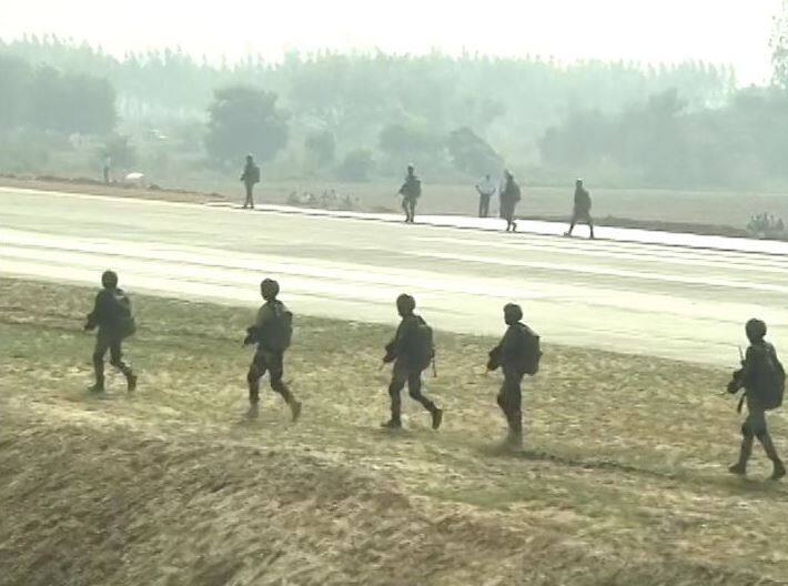 इसमें से गरुड़ कमांडो अपनी गाड़ियों और साजोसामान के साथ उतरे. यह दुनिया का सबसे बड़ा मालवाहक जहाज है. 