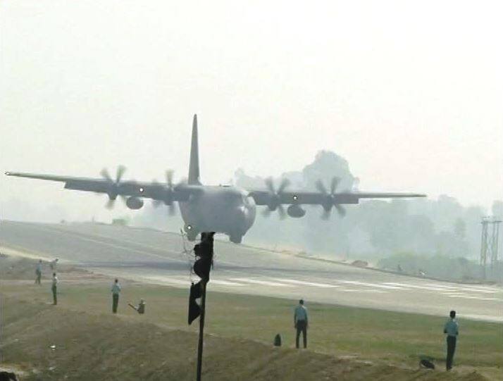 एक्सप्रेस वे पर सबसे पहले ट्रांसपोर्ट एयरक्राफ्ट C-130 J सुपर हरक्यूलिस यमुना एक्सप्रेवस-वे पर अपना करतब दिखाया.