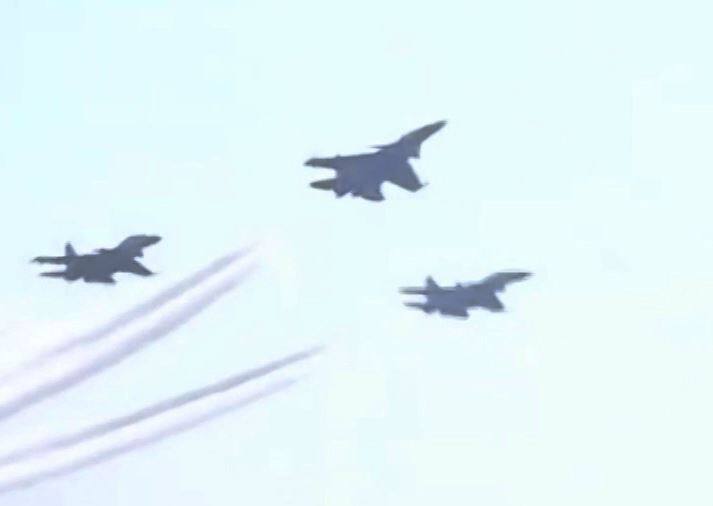 इसके तुरंत बाद एक के बाद एक तीन मिराज-2000 विमान उतरे. इसकी स्पीड 2495 किलोमीटर प्रति घंटा है. वायुसेना में 50 मिराज-2000 विमान हैं. ये विमान दूर तक मार करने के लिए 530D मिसाइल से लैस है.