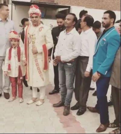 दुल्हे संग पूरी बारात का स्वागत करते नजीम.