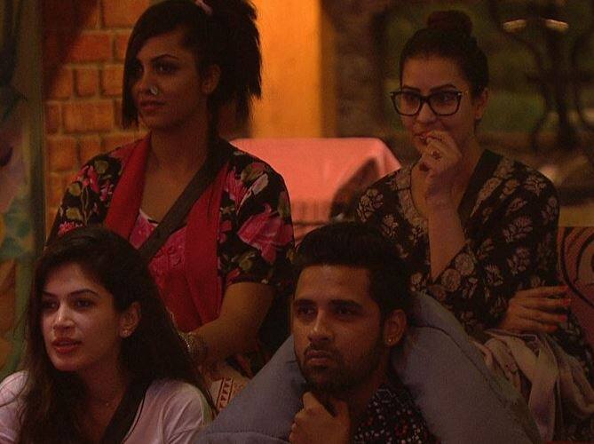  बता दें कि अर्शी खान इस सीजन की पहली कंटेस्टेंट्स नहीं है जिनपर शो में आने के लिए झूठ बोलने का आरोप लगा है. इससे पहले घर से बाहर होने वाले जुबैर खान का भी दाऊद इब्राहिन की बहन हसीना पारकर का दामाद होने का दावा झूठा साबित हो चुका है. वीकेंड का वार एपिसोड में सलमान खान ने आकाश ददलानी के भी ददलानी खानदान से जुड़े होने के दावों को झूठा बताया था.