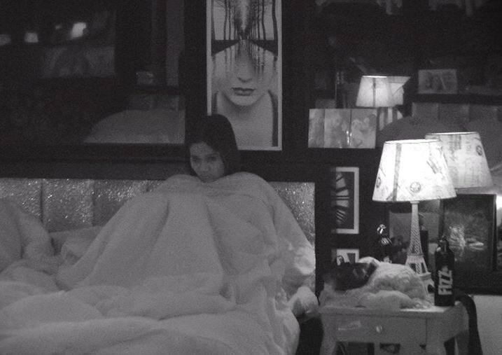 इस वीडियो में अर्शी खान और आकाश ददलानी बात कर रहे हैं कि क्या महजबीं एक्टिंग कर रही हैं? बता दें कि अभी तक महजबीं घर में ऐसा कोई कारनामा नहीं कर पाईं थीं जिसकी वजह से उनकी चर्चा हो, लेकिन आज के एपिसोड में उनका यह अनदेखा और डरावना अवतार देखने को मिलेगा.