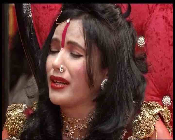धर्मगुरु राधे मां अपने भक्तों को सालों से ऐसे ही किस्से सुना रही हैं. राधे मां दैवीय शक्तियों और चमत्कार की कहानियां सुना-सुनाकर ही खुद को देवी मां का अवतार घोषित कर चुकी हैं. 