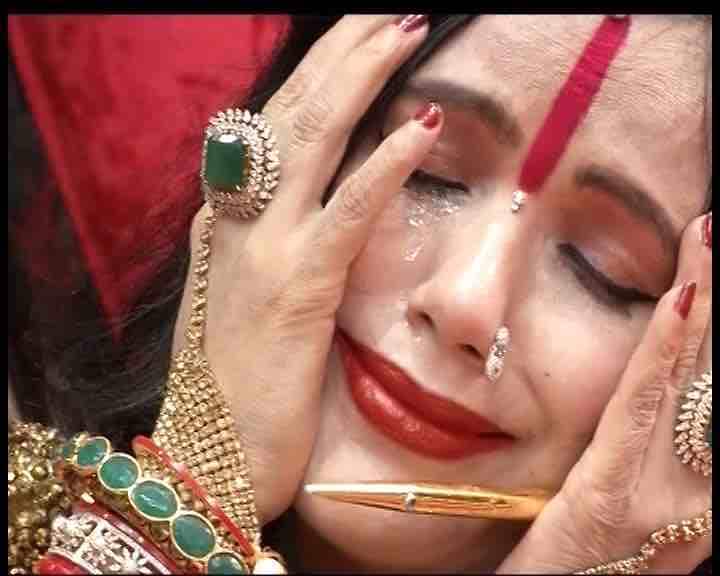   बता दें कैमरे के सामने पहली बार राधे मां के अलग-अलग जज्बात देखने को मिले. वह कभी अपने पापा के लिए गाना गाने लगती थीं और फिर गाना गाते-गाते ही फूट-फूटकर रोने लगती थीं. 