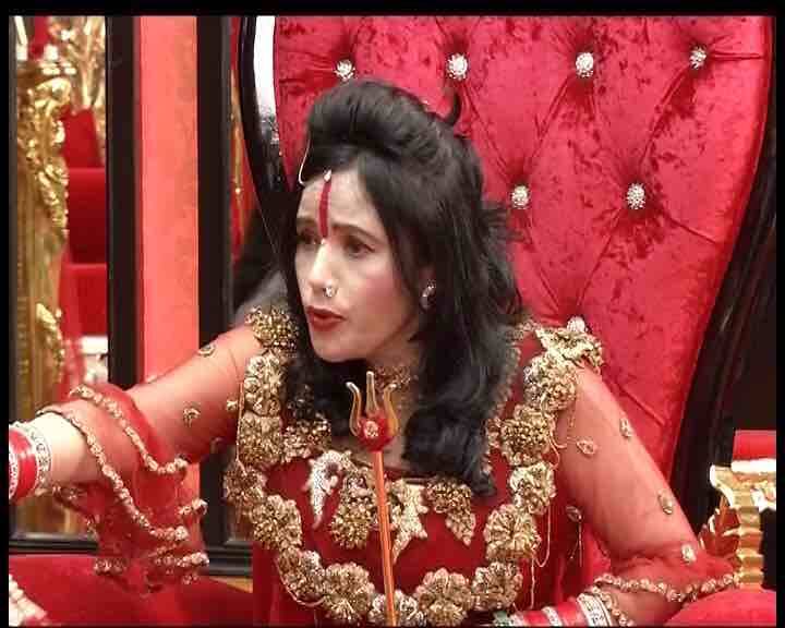 बता दें कैमरे के सामने राधे मां ने अपनी जिंदगी के तमाम राज खोले हैं. उन्होंने कैमरे पर पंजाब के छोटे से गांव से दिल्ली और फिर मुंबई तक का पूरा सफर बयान किया है. ABP न्यूज़ के कैमरे पर राधे मां ने पूरी बेबाकी के साथ अपने अतीत के बारे में बताया. राधे मां ने अपने बचपन, अपने माता-पिता, अपनी शादी और फिर पति से जुदाई तक की पूरी कहानी पहली बार खुलकर सुनाई.