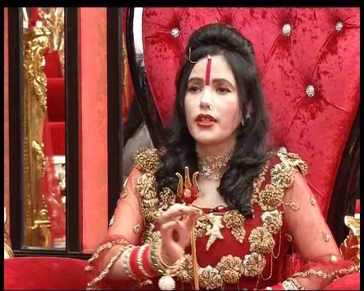 आए दिन विवादों में रहने वाली स्वयं-भू संत राधे मां एक बार फिर से सुर्खियों में हैं. राधे मां उर्फ सुखविंदर कौर ने पहली बार ABP न्यूज़ पर अपनी जिंदगी की पूरी कहानी का खुलासा किया है. आइए जानते हैं पंजाब के एक गांव में रहने वाली सीधी-साधी सुखविंदर कौर ने कैसे तय किया राधे मां बनने का सफर?