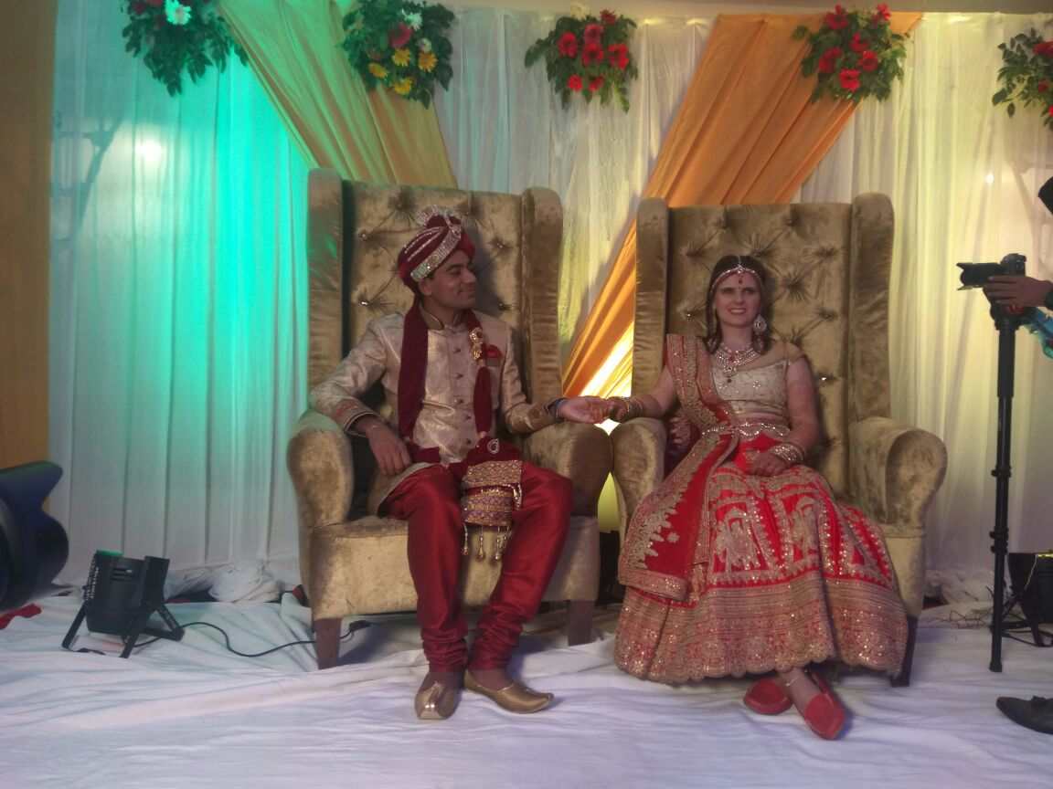  जर्मनी की मरियम हॉफमेन ने शामली के लिसाढ़ गांव के रहने वाले मर्चेट नेवी के इंजीनियर अरविंद कुमार से शादी की है. हिदू रीति-रिवाज से शादी करने के बाद दोनों ने परिजनों के संग तहसील पहुंचकर कोर्ट मैरिज के लिए भी अर्जी दी. 