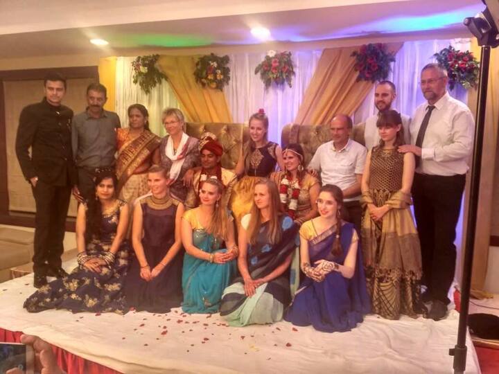  बर्लिन की रहने वाली मरियम हॉफमेन और शामली के गांव लिसाढ़ के रहने वाले अरविंद के बीच तीन साल पहले मर्चेंट नेवी में नौकरी के दौरान दोस्ती हुई. दोनों की दोस्ती प्यार में बदली इसके बाद दोनों ने शादी का फैसला लिया. दो दिन पहले ही दोनों परिवार के लोग इकट्ठा हुए और हिंदू रीति रिवाज के मुताबिक शामली के एक बैंक्वेट हॉल में शादी संपन्न कराई. 