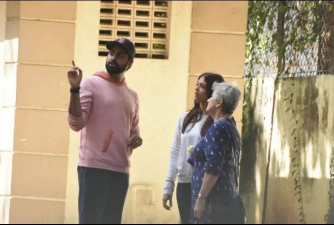 ऐश्वर्या राय बच्चन की मां वृंदा राय जिस बिल्डिंग में रहती हैं उसमें भयानक आग लग गई जिससे पूरा बच्चन परिवार काफी परेशान हैं. ऐसे में ऐश्वर्या और अभिषेक बच्चन तुरंत वहां पहुच गए.