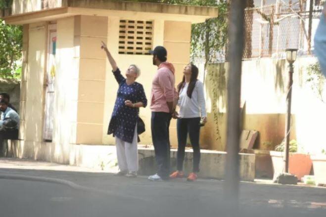 सचिन तेंदुलकर की सास से बात करते ऐश्वर्या और अभिषेक.