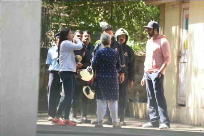 सुरक्षाकर्मियों से बातचीत करते ऐश्वर्या और अभिषेक बच्चन.