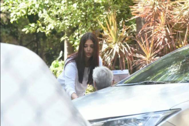 मौके पर घबराए परिजनों की देखभाल करतीं ऐश्वर्या.