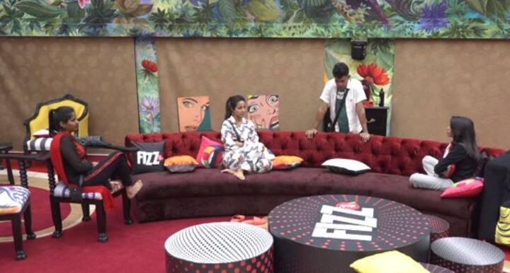 इसके बाद हिना खान बार फिर घर में वाइल्ड कार्ड एंट्री करने वाली ढिंचैक पूजा के बारे में बात करने लगी. बता दें कि हिना खान, पूजा के सिर में जुएं होने की वजह से परेशान हैं. हालांकि, शिल्पा के कहने पर बिग बॉस ने इन्हें मारने की दवाई भी भेज दी है. लेकिन हिना खान की पूजा को लेकर परेशानी लगातार बनी हुई है.