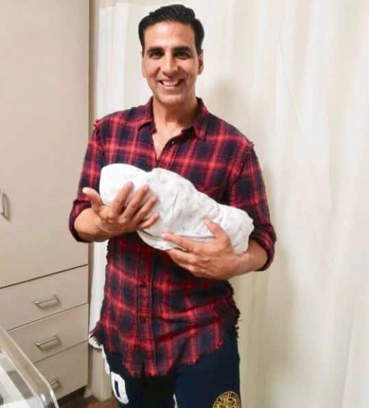 बेबी संग तस्वीर पोस्ट कर अक्षय कुमार ने यूं दी मम्मी आसिन को बधाई akshay kumar tweet photo with baby to congrats Asin Thottumkal बेबी संग तस्वीर पोस्ट कर अक्षय कुमार ने यूं दी मम्मी आसिन को बधाई