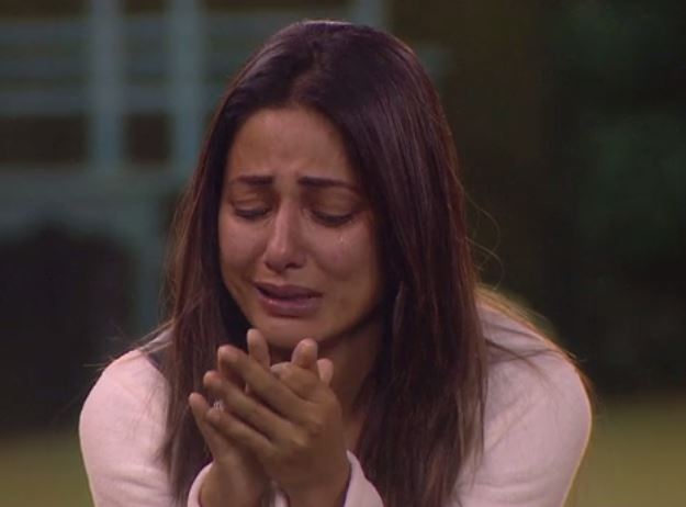 हिना खान बाद में अकेले रहीं और कहने लगी कि सब लोग कितना बुरा बोल रहे हैं मुझे. गॉर्डन एरिया में हिना खान को रो-रो के बुरा हाल हो रहा था तभी सब्यासांची ने उन्हें जाकर संभाला. (All Pictures Credit- Video Shared by Voot)