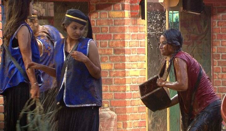 आज के एपिसोड में घरवाले अर्शी खान और ढिंचैक पूजा को काल कोठरी में भेजने के लिए चुन रहे हैं. लग्जरी बजट टास्क के दौरान ढिंचैक पूजा ने अपनी तबीयत खराब होने की बात कहकर घर के अंदर एंट्री ली थी, वहीं अर्शी बिना किसी वजह के ही टास्क को अधूरा छोड़कर घर में चली गई थीं.