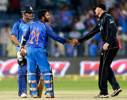 सलामी बल्लेबाज शिखर धवन ने भारत की छह विकेट की जीत के लिये गेंदबाजों को श्रेय देते हए कहा कि उन्होंने यहां दूसरे एक दिवसीय अंतरराष्टीय मैच में न्यूजीलैंड को कम स्कोर पर रोककर आधा काम कर दिया था.