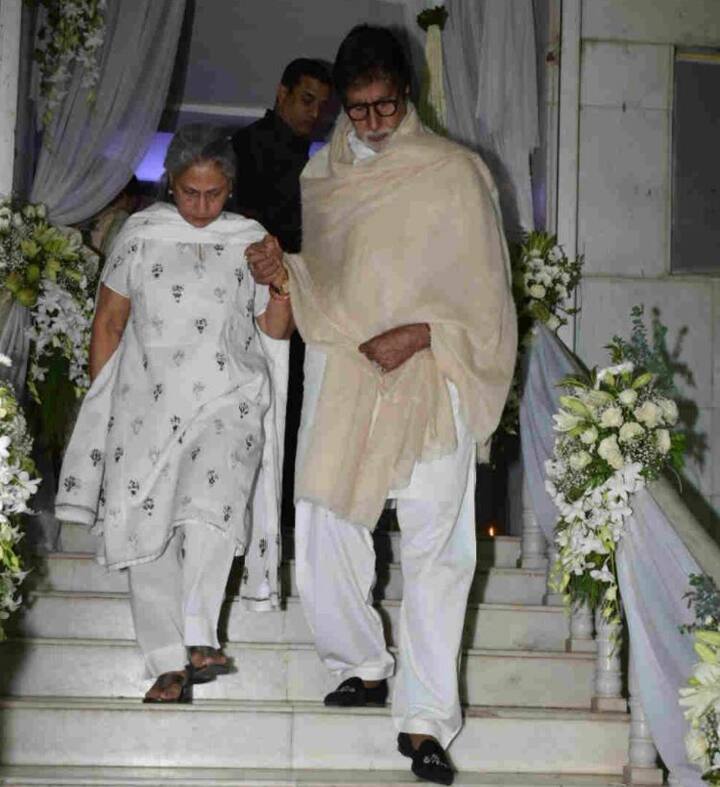 रानी मुखर्जी के पिता की प्रेयर मीट के दौरान कुछ इस अंदाज में नजर आए अमिताभ बच्चन और जया बच्चन. आपको बता दें कि केबीसी के अंतिम ऐपिसोड की शूटिंग करते वक्त वीग बी की तबीयत भी खराब हो गई थी.