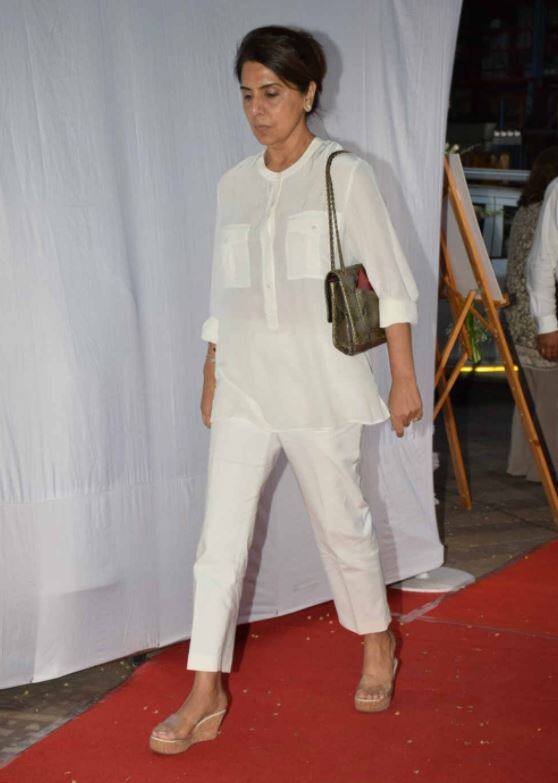 नीतू कपूर प्रेयर मीट में जाती हुई. हालांकि रणबीर कपूर और ऋषि कपूर इस दौरान उनके साथ नजर नहीं आए.