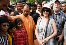 विवाद के बीच आगरा पहुंचे सीएम योगी आदित्यनाथ, ताजमहल का किया दीदार