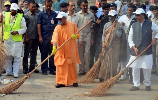 विवाद के बीच आगरा पहुंचे सीएम योगी आदित्यनाथ, ताजमहल का किया दीदार