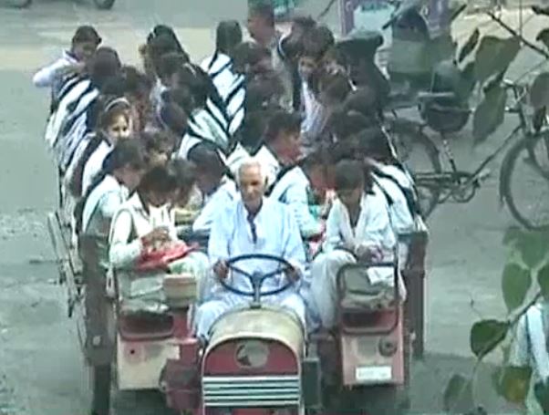 यूपी के शामली में सिर झुका कर स्कूल जाने को मजबूर हैं ये छात्राएं