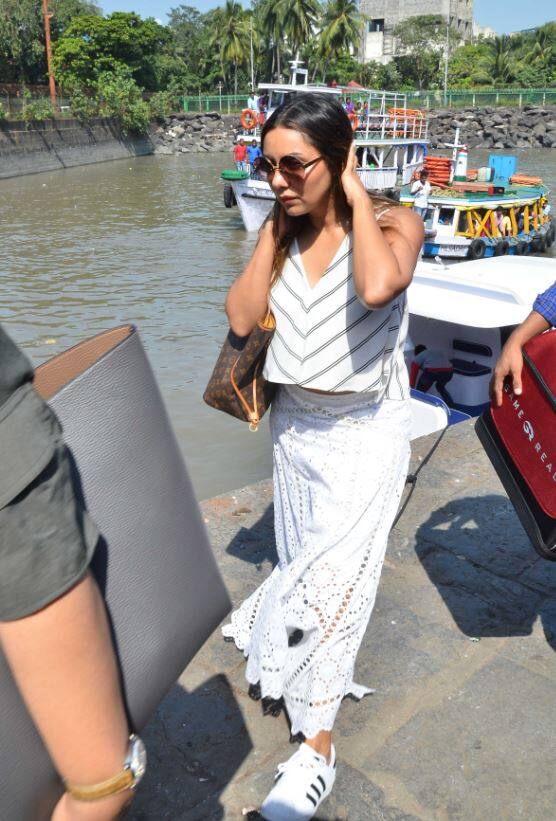 इस दौरान गौरी सफेद रंग के क्रॉप टॉप और लॉन्ग स्कर्ट में नजर आईं. गौरी इन दिनों अपना इंटीरीयर डिजाइनिंग स्टोर संभाल रही हैं जिसका नाम है 'गौरी खान डिजाइंस'.