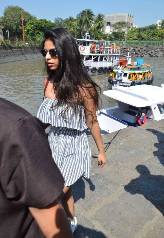 शाहरुख खान और गौरी खान ने अपनी शादी की 26 वीं सालगिरह मनाई. इस मौके पर उनका पूरा परिवार और कुछ करीबी दोस्त शामिल हुए.