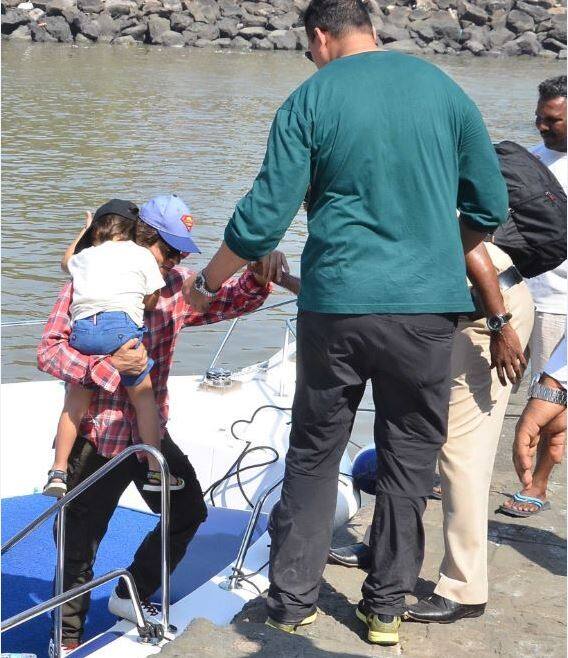 ये तस्वीरें उस वक्त की जब पूरा परिवार शाहरुख और गौरी की शादी की सालगिरह मना कर वापस लौट रहा था.