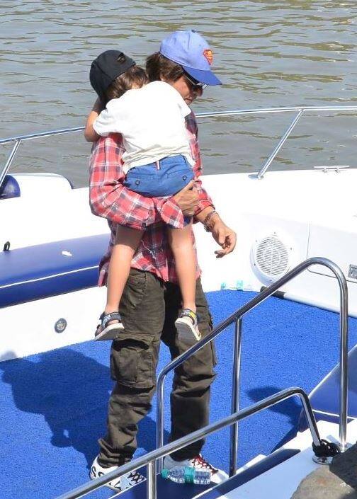 शाहरुख खान लौटते वक्त बेटे अबराम को गोद में संभालते नजर आए. शाहरुख ने अबराम को कैमरे से बचाने की पूरी कोशिश. किंग खान इस दौरान सुपरमैन कैप के साथ लाल रंग की चेक शर्ट में और ब्राउन रंग के ट्राउजर में काफी कूल लग रहे थे.