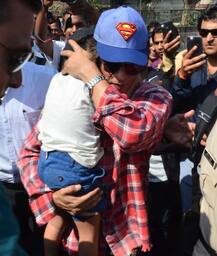 शादी की 26 वीं सालगिरह मना कर लौटे शाहरुख, किंग खान गौरी से हटकर सुहाना पर टिकी निगाहें 