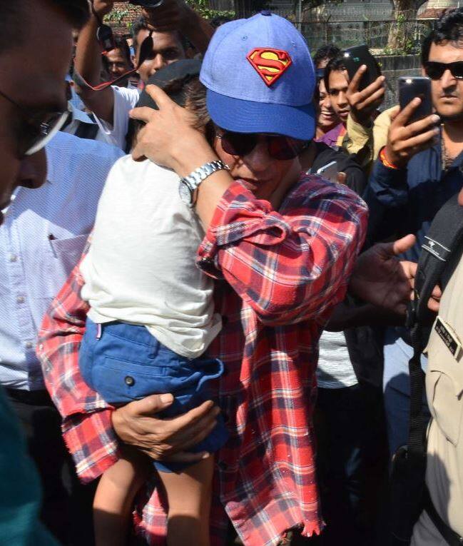 शाहरुख खान और गौरी खान ने अपनी शादी की 26 वीं सालगिरह मनाई. इस मौके पर उनका पूरा परिवार और कुछ करीबी दोस्त शामिल हुए.