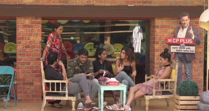 बिग बॉस ने घरवालों को कहा कि आपसी सहमति से टास्क में परफॉर्म नहीं करने वाले सदस्य को चुनने के लिए कहा. घरवालों ने कहा कि पूजा की वजह से हार का सामना करना पड़ा. 8 लोगों ने पूजा को जेल भेजने के लिए वोट किया. इसके बाद हिना को 2 और सदस्यों को जेल में भेजने का राइट मिला. हिना ने अर्शी और आकाश को खराब परफॉर्म करने के लिए जेल भेजा.