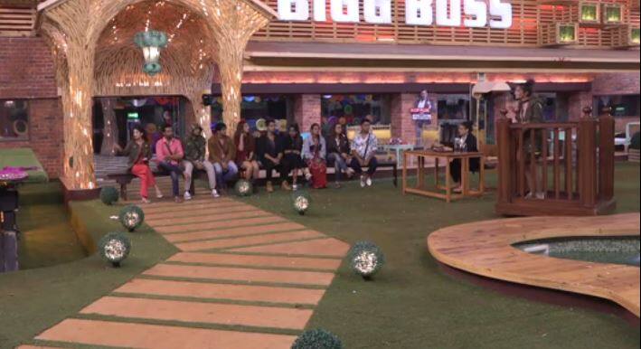 इसके बाद बिग बॉस ने सपना की अदालत लगाने का फैसला किया इस अदालत में हिना खान को घरवालों के इल्जामों का सामना करना पड़ा. हिना पर आरोप लगाते हुए सपना ने कहा कि आपको लगता है आप सबसे ज्यादा स्पेशल हैं इस घर में. अर्शी ने हिना खान पर आरोप लगाया कि आप कैप्टन होने के बावजूद पर्सनल फायदे के लिए फैसले लेते हैं.