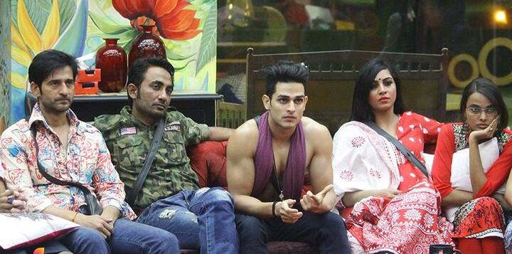 वैसे आपको बता दें कि आज बिग बॉस के घर में आज प्रियांक शर्मा की वाइल्ड कार्ड एंट्री होने जा रहे है. प्रियांक को आकाश के साथ मारपीट करने के चलते पहले हफ्ते में ही घर से बाहर कर दिया गया था.