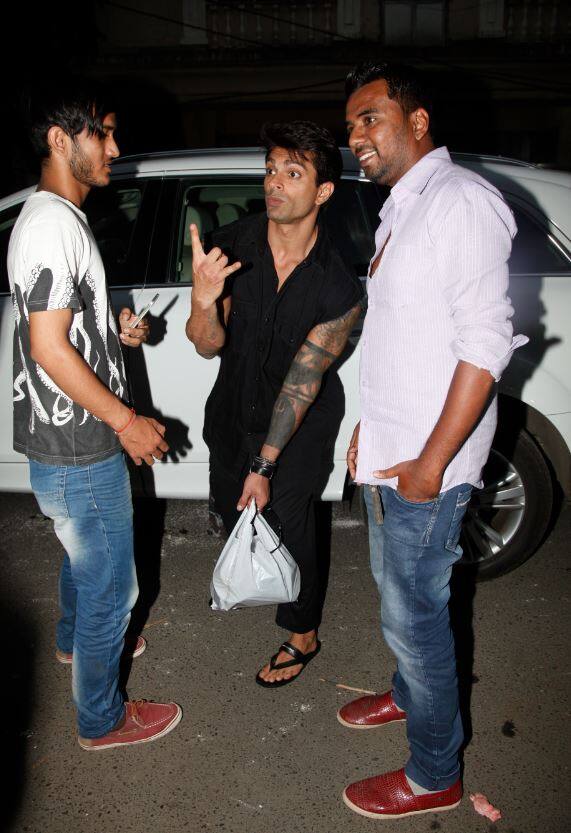 बिपाशा से उलट करण ने अपने फैंस को जरा भी निराश नहीं किया औऱ जमकर उनूठे अंदाज में पोज दिए.