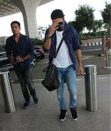 एयरपोर्ट पर बदले लुक में दिखे शाहिद कपूर, साथ में नजर आए विद्या बालन और करण जौहर