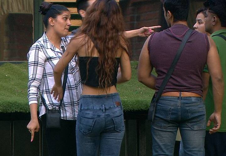 सपना चौधरी इस बात से काफी नाराज हो गई और उन्होंने कहा है मेरे बारे में यह बात जरूर अर्शी खान ने कही होगी. सपना चौधरी ने घरवालों को कहा है कि कोई मेरी बीमारी के बारे में मजाक नहीं बना सकता. सपना चौधरी ने अर्शी खान को धमकी देते हुए कहा है, ''अर्शी अगर तुमने दोबारा ऐसा किया तो मैं तुम्हें छोडूंगी नहीं.''