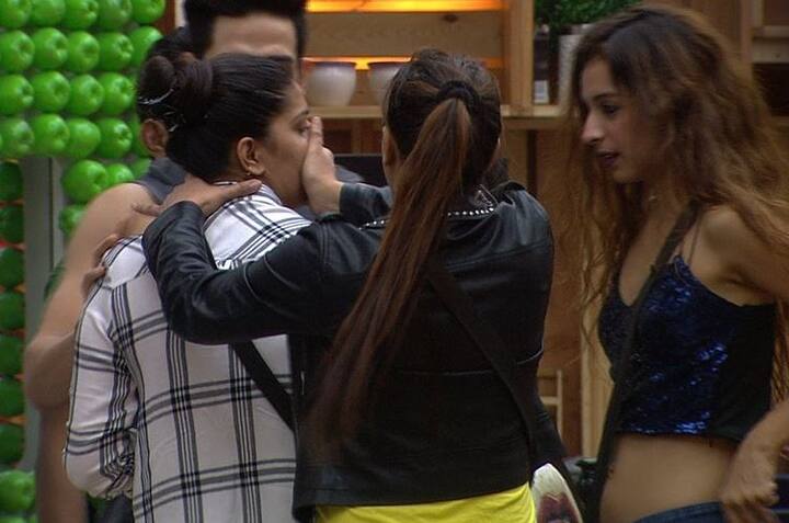 मशहूर रिएलिटी शो 'बिग बॉस' सीजन 11 में आज जमकर हंगामा होने वाला है. बिस बॉस ने घरवालों को लग्जरी बजट हासिल करने के लिए स्पेशल टास्क दिया था. इस टास्क को लेकर घर के सदस्यों में विवाद हो गया है.