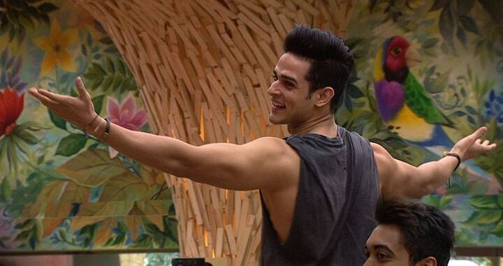 बता दें कि आज बिग बॉस के घर में प्रियांक शर्मा की दोबारा एंट्री होने जा रही है. प्रियांक को आकाश से हुए मार-पीट के बाद घर से बाहर निकाल दिया गया था.