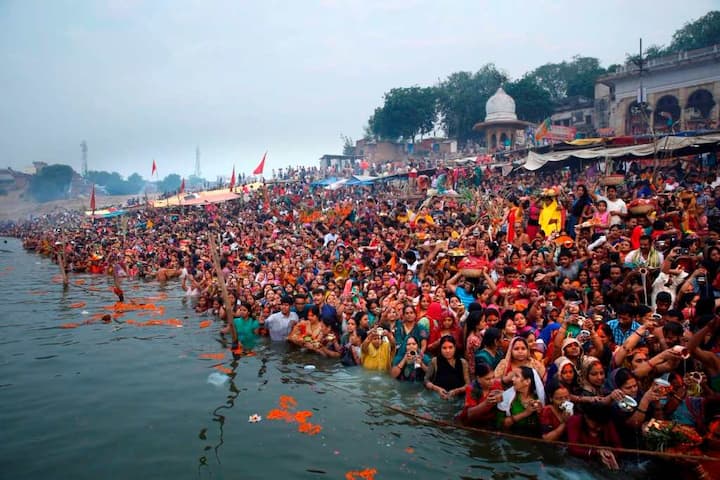 लोक आस्था और सूर्य उपासना का पर्व छठ शुक्रवार की सुबह उदीयमान सूर्य के अर्घ्य के साथ ही संपन्न हो गया. चार दिन के इस अनुष्ठान के चौथे दिन अघ्र्य के बाद व्रत रखने वालों ने अन्न जल ग्रहण कर 'पारण' किया. 
