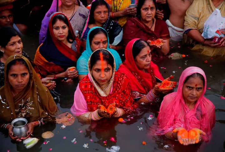   छठ को लेकर पटना से लेकर पूरे राज्य में सुरक्षा के पुख्ता प्रबंध किए गए थे. गंगा के तटों से लेकर जलाशयों के घाटों पर अभूतपूर्व सुरक्षा के इंतजाम देखे गए. पटना जिला प्रशासन की ओर से गंगा तट पर 101 घाटों पर तथा शहर में 45 तालाबों पर छठव्रतियों को भगवान भास्कर के अर्घ्य देने के इंतजाम किए गए थे. 