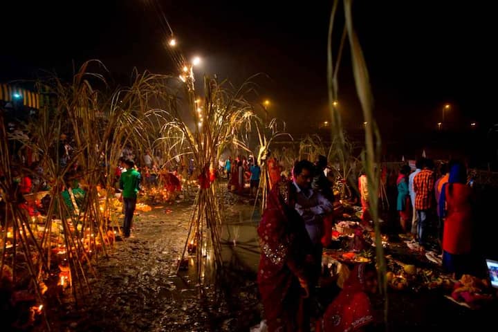 पटना में कई पूजा समितियों की तरफ से भगवान भास्कर की मूर्ति स्थापित की गई, पूरा माहौल छठमय रहा. कई स्थानों पर तोरण द्वारा लगाए गए तो कई पूजा समितियों की तरफ से रोशनी की व्यवस्था की गई. 