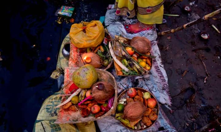    इधर, मुजफ्फरपुर, सासाराम, मुंगेर, खगड़िया, भागलपुर, बेतिया, मोतिहारी सहित सभी जिलों के शहरों से लेकर गांवों तक लोग चार दिनों तक छठ पर्व की भक्ति में डूबे रहे. औरंगाबाद के प्रसिद्ध देव सूर्य मंदिर परिसर सहित विभिन्न सूर्य मंदिरों में लाखों श्रद्धालु छठ पर्व मनाने पहुंचे थे. 