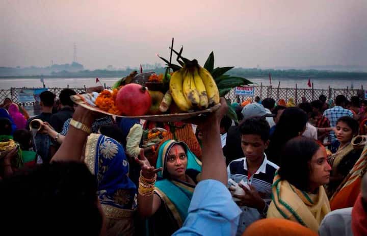   इसके बाद व्रतियों ने अपने घर आकर जल-अन्न ग्रहण कर 'पारण' किया और 36 घंटे का निर्जला उपवास समाप्त किया. 