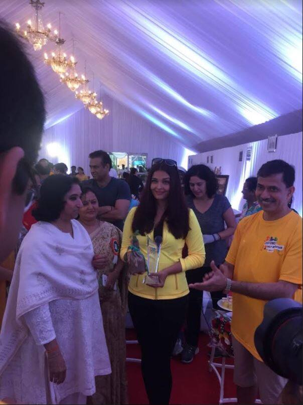 कुछ ही दिनों पहले ऐश्वर्या की मां के घर में आग लग गई थी जिसके बाद वो अभिषेक बच्चन के साथ पूरी घटना की जानकारी लेती नजर आईं थीं.