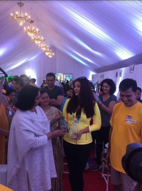 मीडिया रिपोर्ट्स की मानें तो बताया जा रहा है कि ऐश्वर्या आग लगने की घटना के बाद से अपनी मां को अपने साथ ही रखना चाहती हैं.