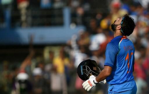 भारत के लिए सबसे अधिक वनडे शतक लगाने वाले बल्लेबाज़ों की लिस्ट में रोहित शर्मा युवराज को पीछे छोड़ते हुए चौथे स्थान पर आ गए हैं. इस लिस्ट में उनके साथ वीरेंदर सहवाग मौजूद हैं.