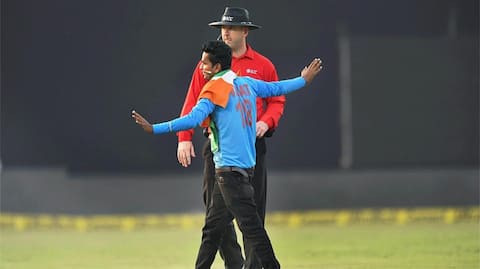 विराट कोहली को बधाई देने के लिये सुरक्षा पार कर मैदान पर आया फैन